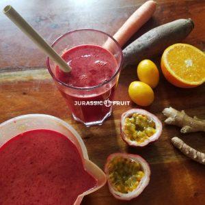Roter Saft mit Passionsfrucht