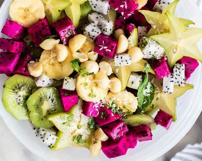 Exotischer Fruchtsalat mit Pitaya-Würfeln
